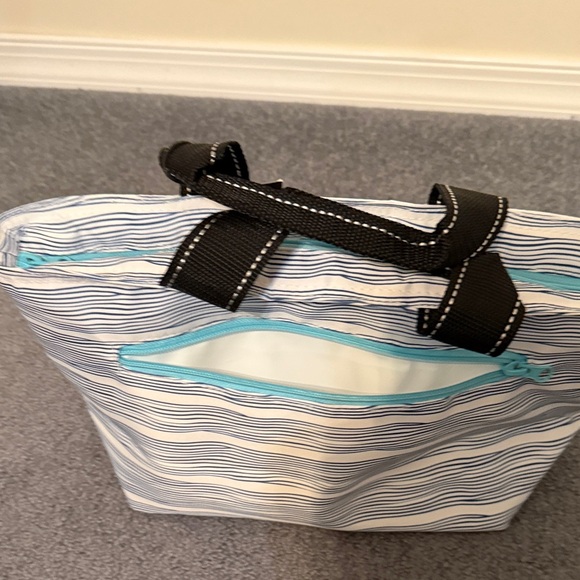 SCOUT Nooner Insulated Lunch Bag/Tote with Navy and White Waves - Picture 7 of 7